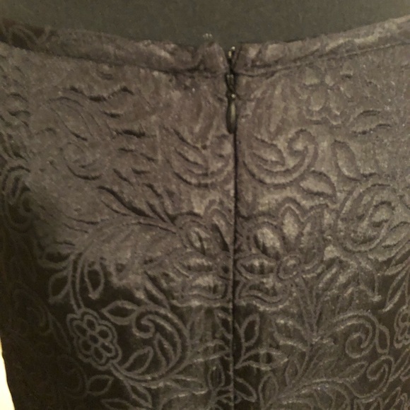 Skirt; Jaclyn Smith Classic; Embossed; Back Slit; Black; Size 16 - Picture 7 of 9